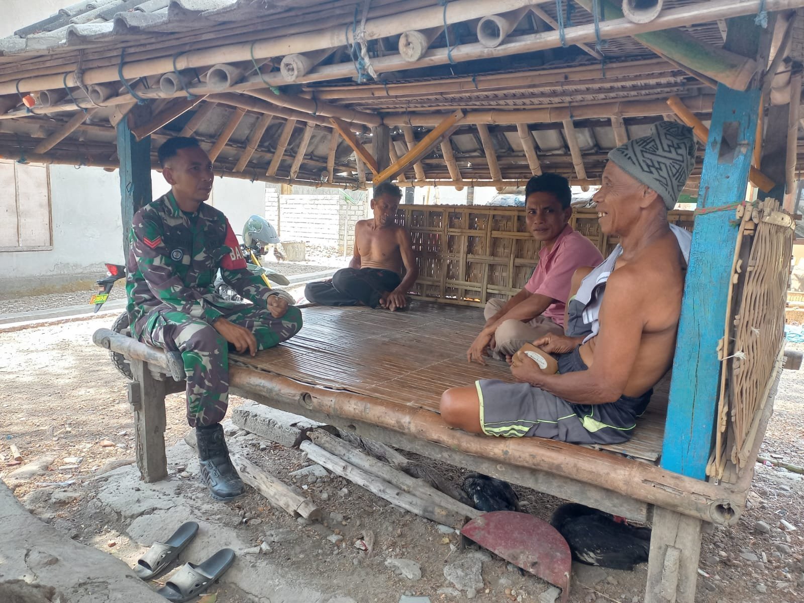 Babinsa Desa Wakan Ajak Warga Bersatu Hadapi Dampak Kekeringan di Jerowaru