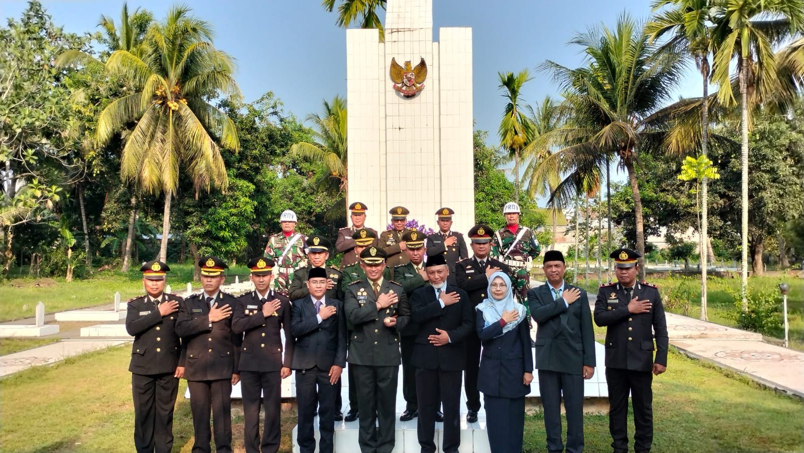 Khidmat Peringatan Hari Pahlawan ke-79 di Lombok Timur: Kodim 1615/Lotim Gelar Ziarah Nasional