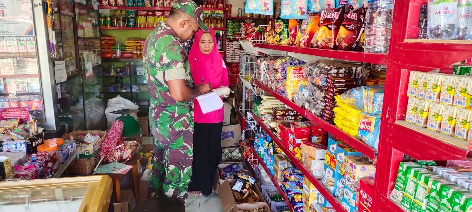 Babinsa Koramil 10 Damsel Cek Harga Sembako di Kios Milik Warga Pastikan Harga Stabil