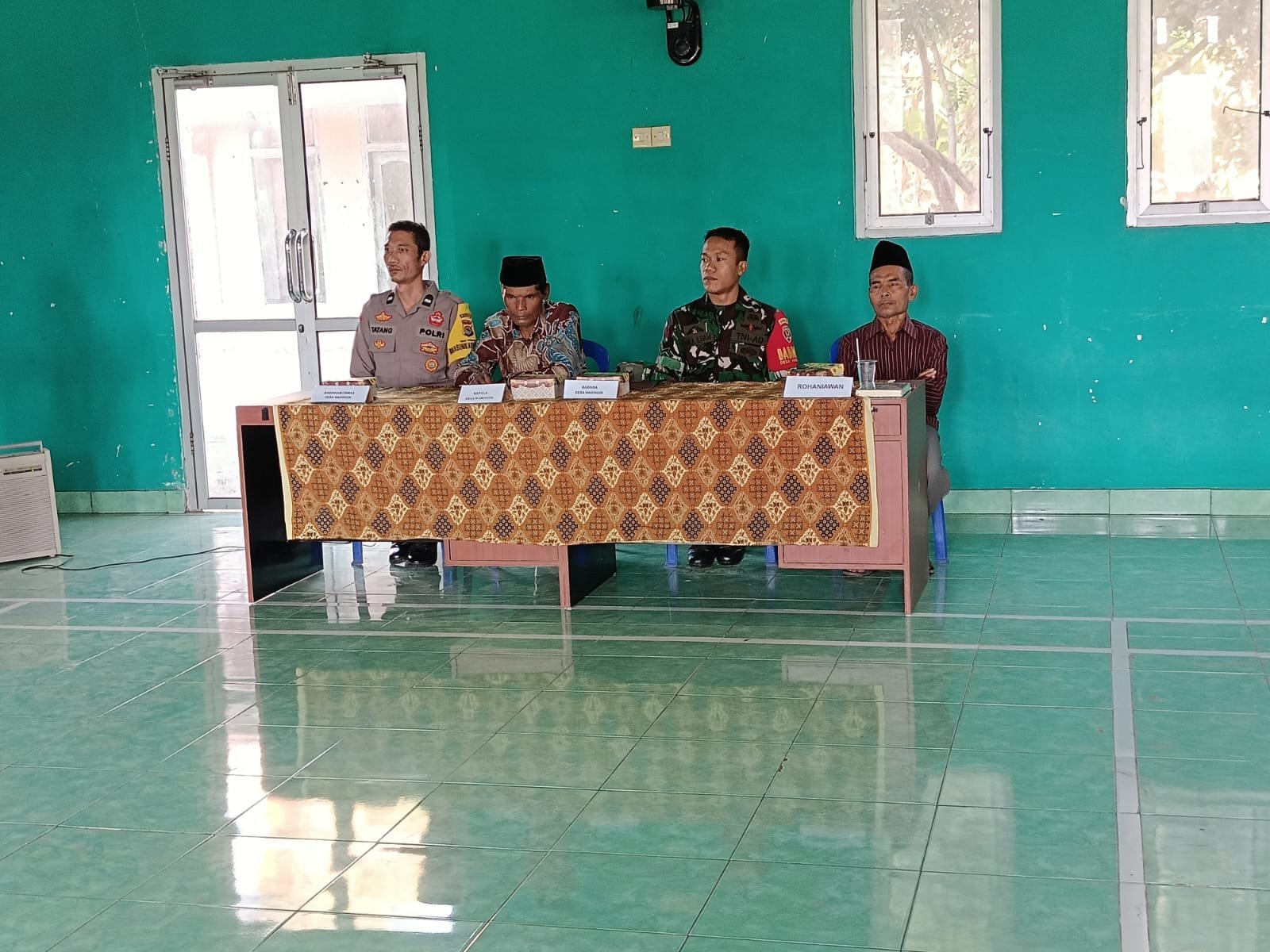 Komitmen Integritas, Babinsa dan Bhabinkamtibmas Saksikan Sumpah Anggota KPPS di Desa Waringin