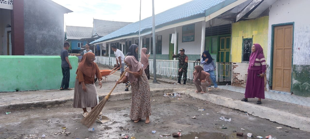 Wujudkan Lingkungan Bersih, Babinsa Koramil 1426-06/Mapsu Ajak Warga Gotong Royong Bersihkan Bahu Jalan