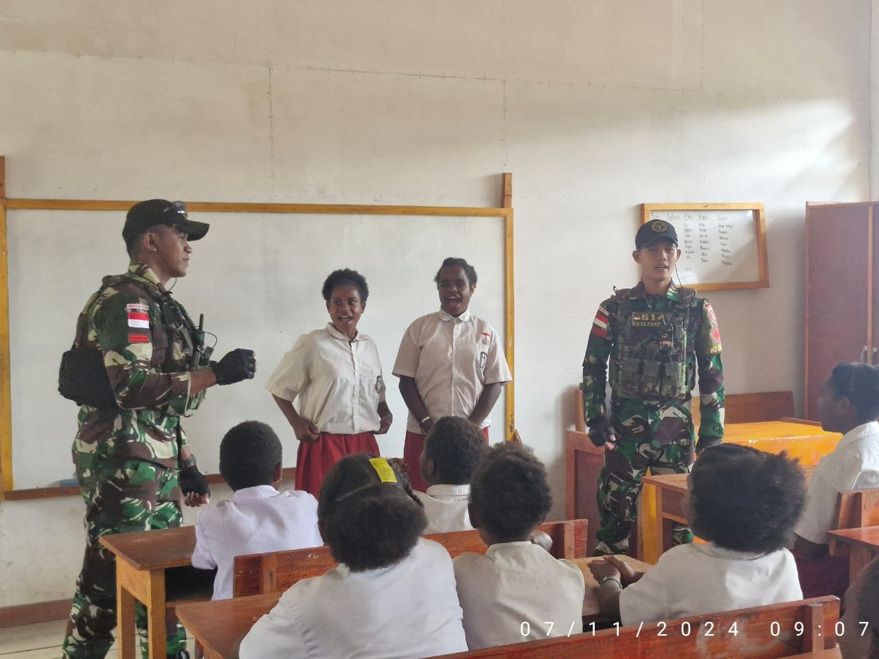 Pembinaan Wilayah Perbatasan, Satgas Yonif 614/Raja Pandhita Menjadi Guru