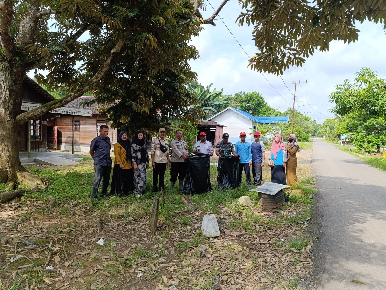 Babinsa Berkolaborasi Dengan Tenaga Kesehatan Laksanakan Bersih Bersih, Upaca Ciptakan Lingkungan Bebas Nyamuk