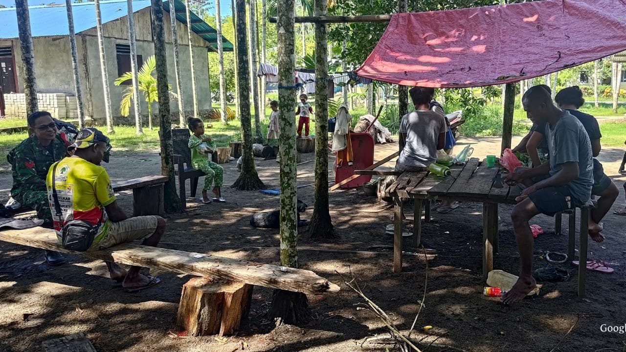 Babinsa Manokwari Utara Ciptakan Keakraban Dengan Warga Binaannya