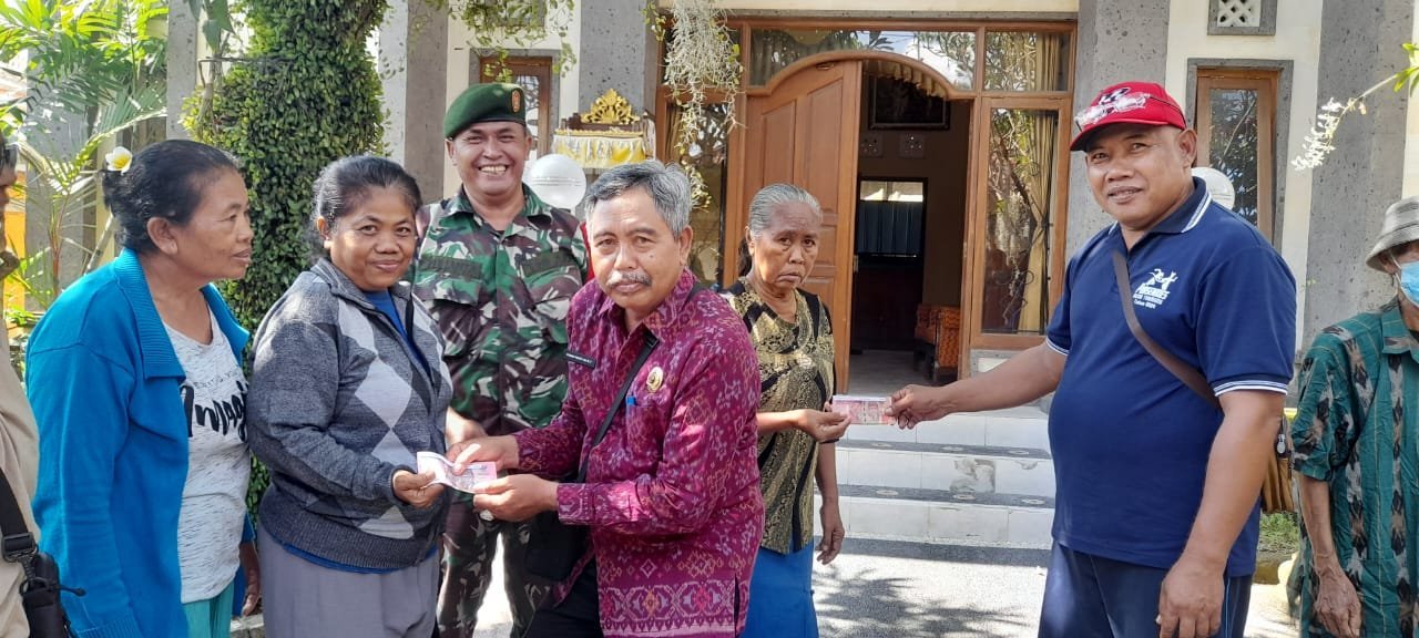 Penyaluran BLT DD Bulan Nopember Dikawal Babinsa Takmung