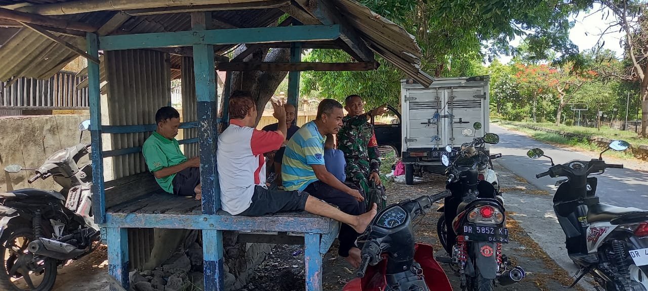 Babinsa Labuhan Haji Ajak Warga Pokpampang Tingkatkan Kewaspadaan dan Kebersihan Lingkungan