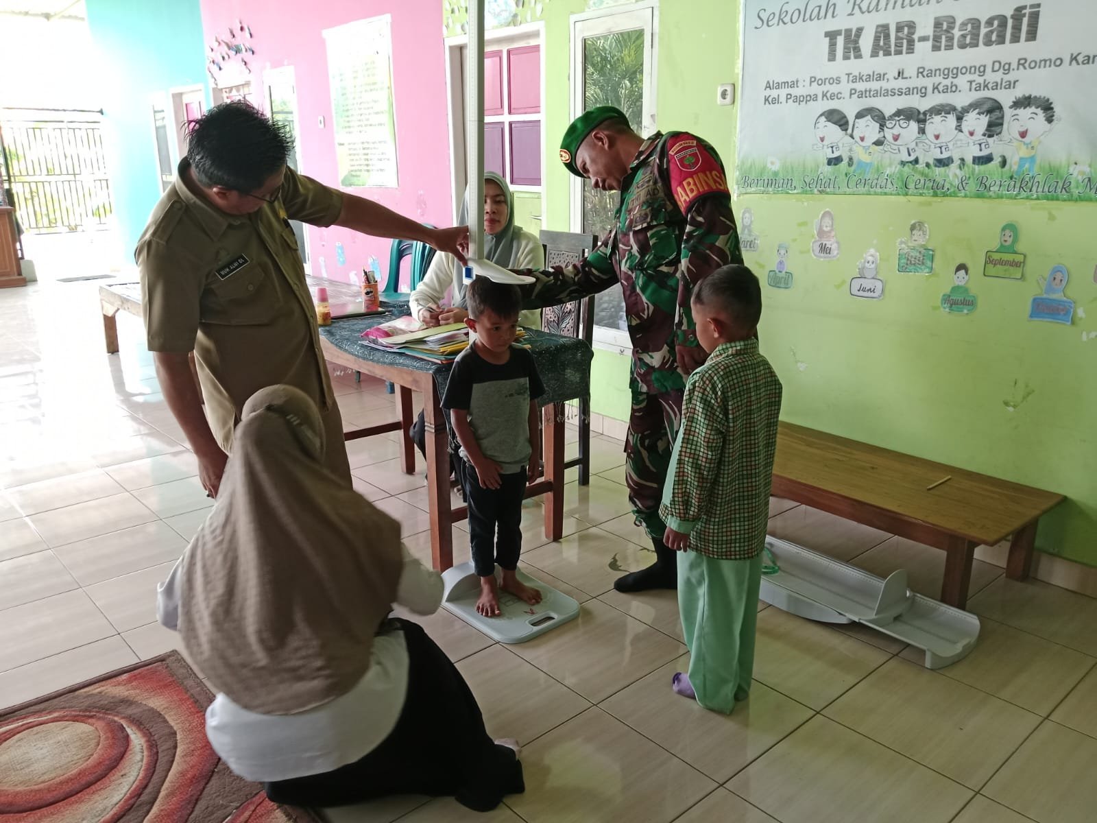 Menekan Angka Stunting, Babinsa Koramil 1426-07/Pattallassang Laksanakan Pendampingan Kegiatan Posyandu