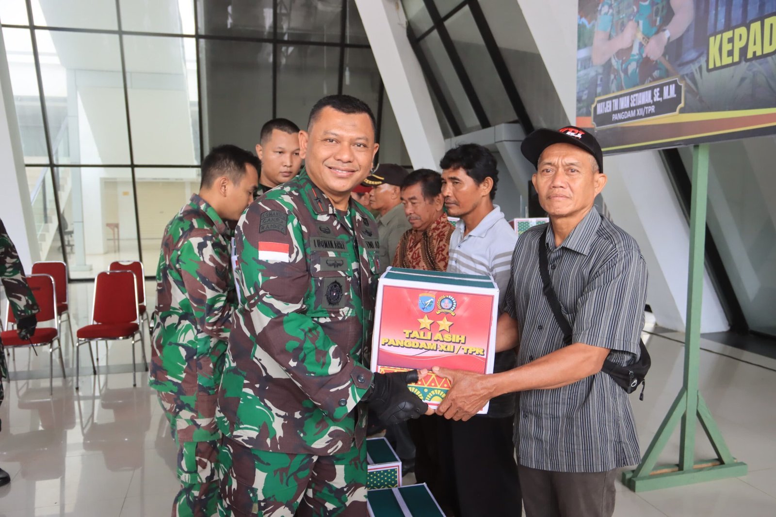 MASIH DALAM RANGKA JELAJAH PERBATASAN, DANREM 121/ABW DAMPINGI KASDAM XII/TPR GELAR BAKSOS BAGIKAN TALI ASIH KEPADA MASYARAKAT PERBATASAN