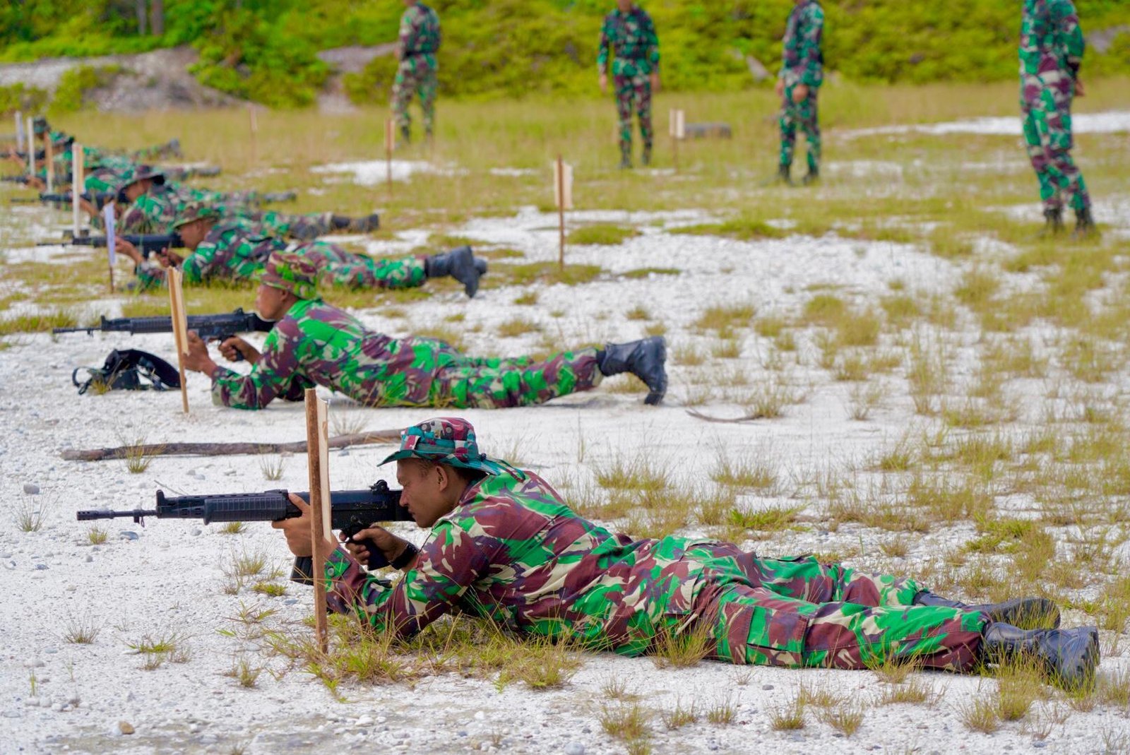 PELIHARA KEMAMPUAN PRAJURIT, KOREM 121/ABW GELAR LATIHAN MENEMBAK SENJATA RINGAN
