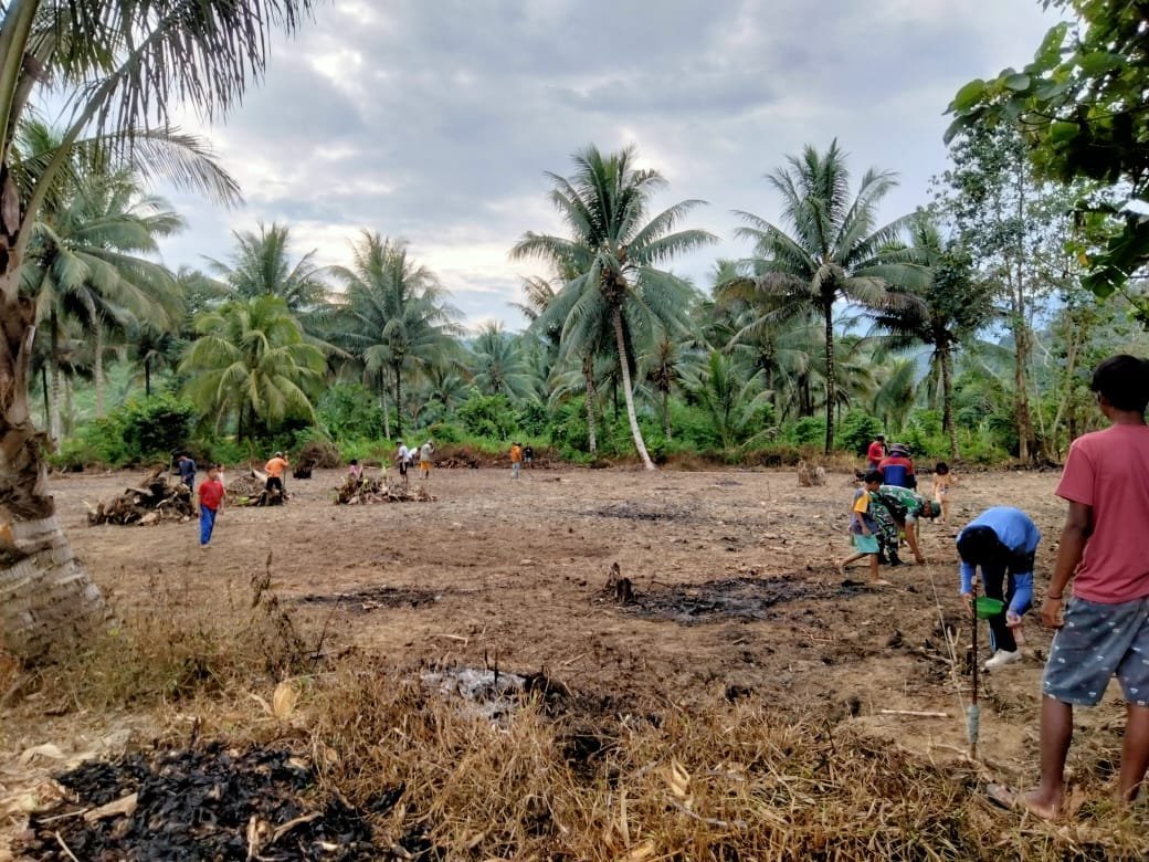 BABINSA KORAMIL 04 Dondo DAMPINGI PETANI MENANAM KACANG TANAH