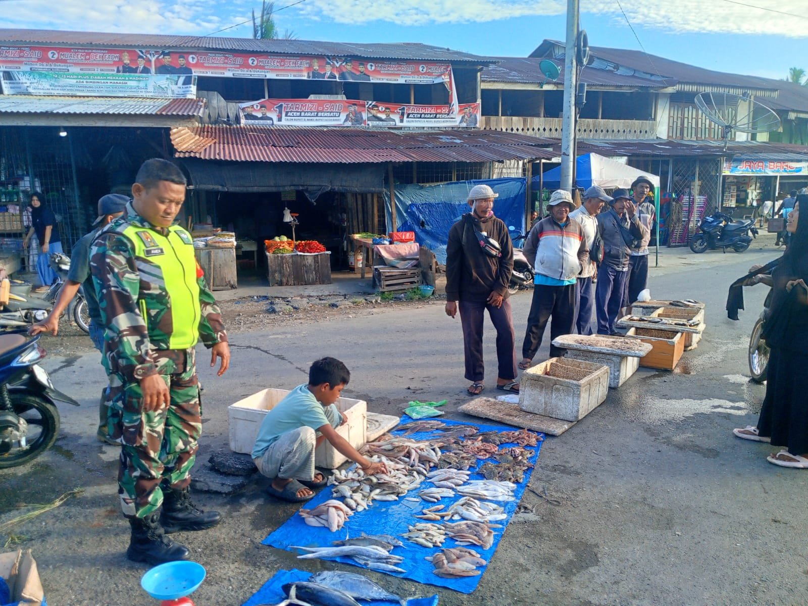 Babinsa Koramil 08 Arongan Lambalek Kodim 0105/Aceh Barat Lakukan Pemantauan Harga Ikan di Pasar demi Menjaga Stabilitas Ekonomi Masyarakat