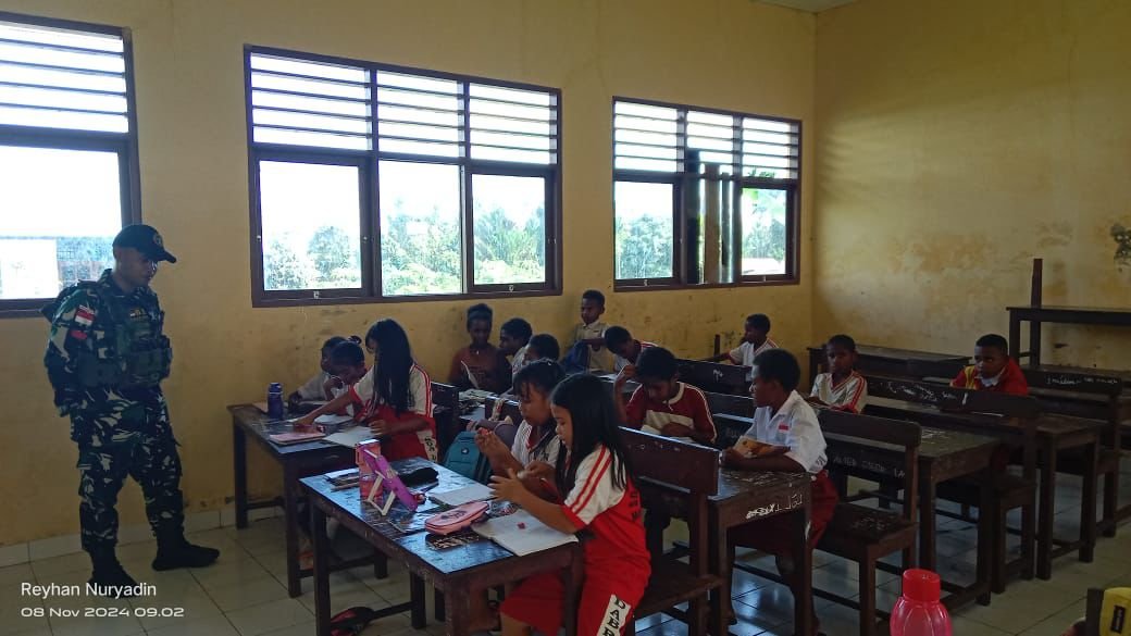 Satgas Yonif 614/Raja Pandhita Turut Membantu Dalam Meningkatkan Pendidikan di Kampung Dabra