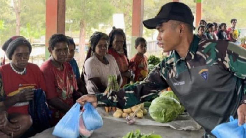 Di Kampung Ekanom Satgas Yonif 614/Raja Pandhita Berbagi Paket Sembako