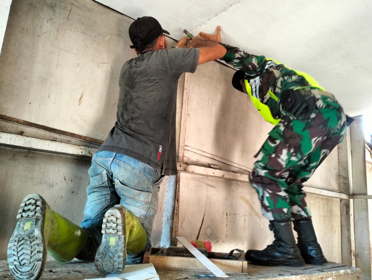 Semangat Bangun Keakraban, Babinsa Bantu Pemasangan Triplek Dinding Rumah Milik Warga Binaan.