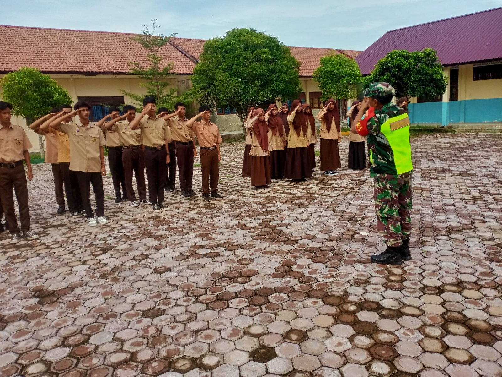 Jaga kekompakan dan tanamkan jiwa tanah air kepada generasi muda Babinsa Koramil 07 Johan pahlawan turun langsung ke sekolah sekolah