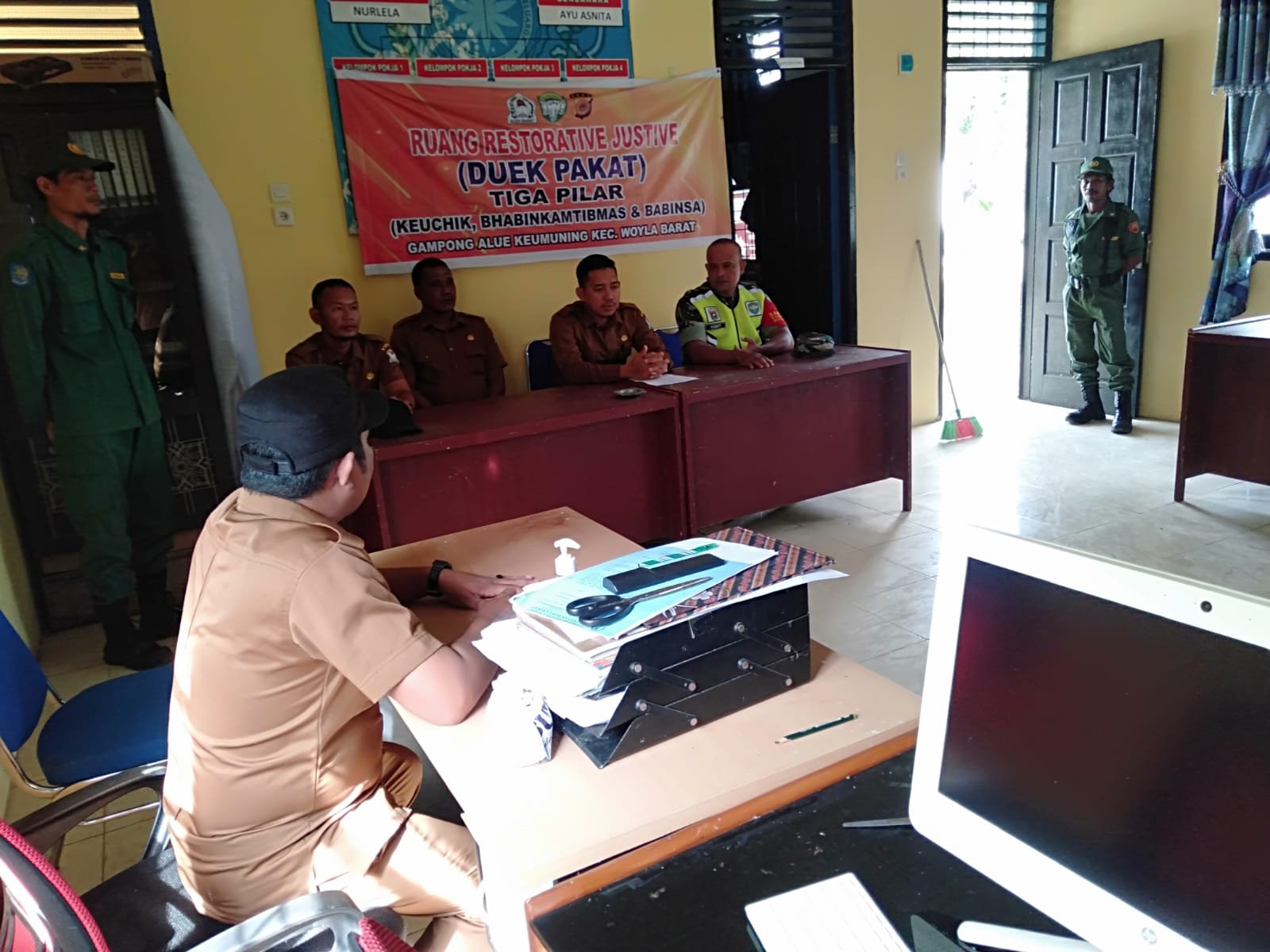 Babinsa Koramil 10/Woyla Barat Kodim 0105/Aceh Barat, Sertu Robet menghadiri Acara Duek Pakat Adat istiadat