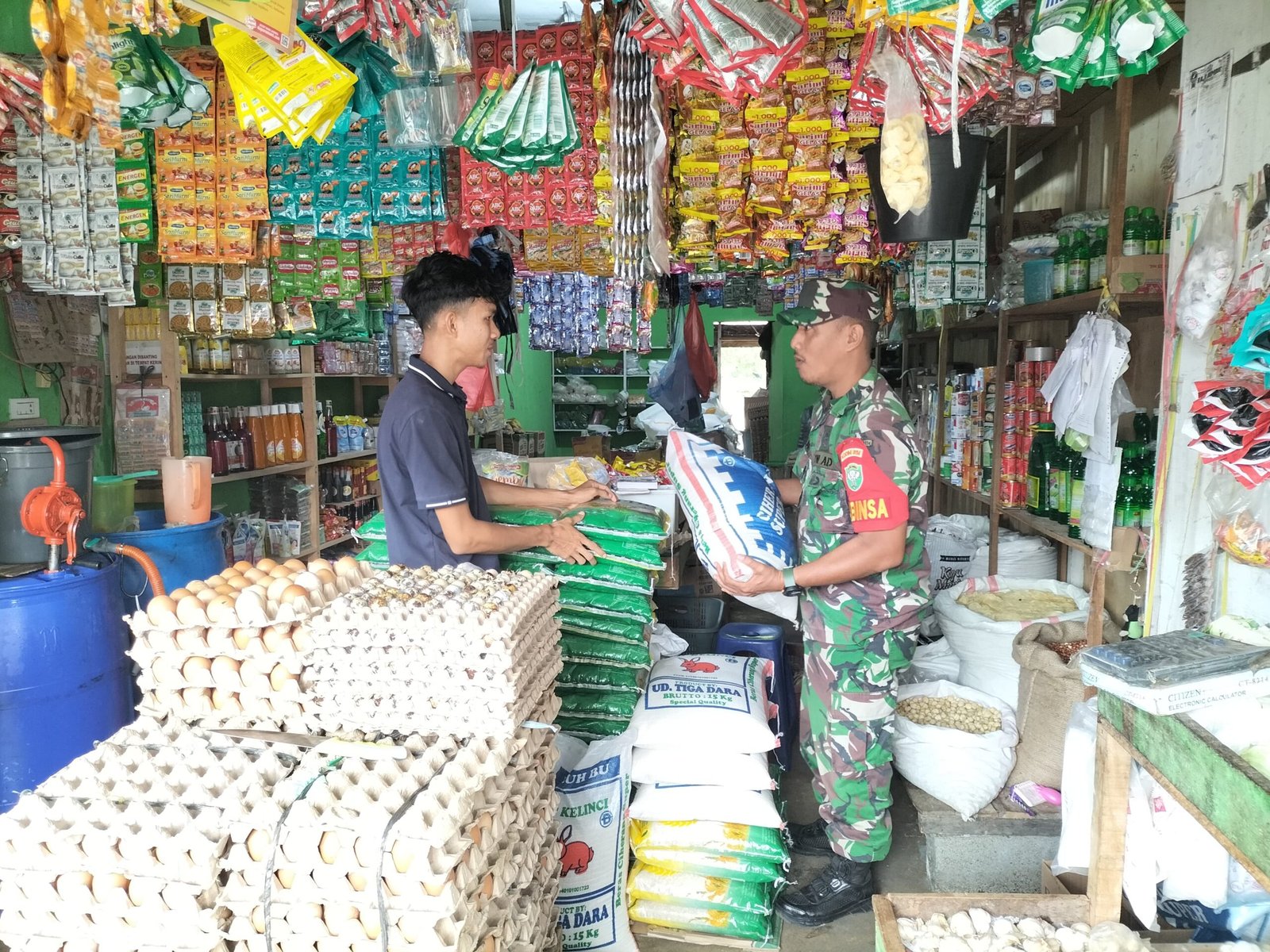 Babinsa 05/Panga Komsos dengan Pedagang dan Cek Harga Sembako