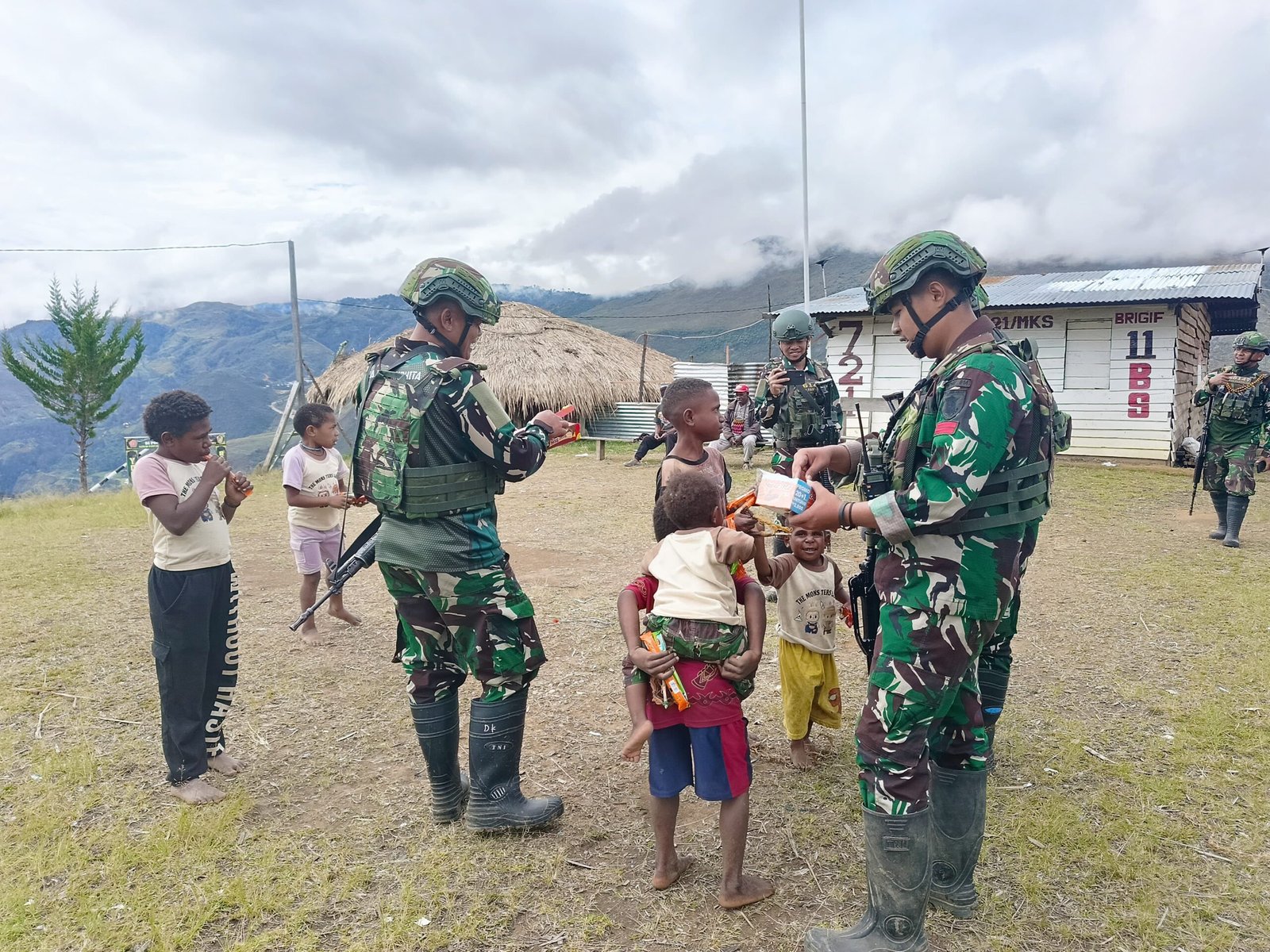 Satgas Yonif 614/Raja Pandhita Anjangsana di Konikme