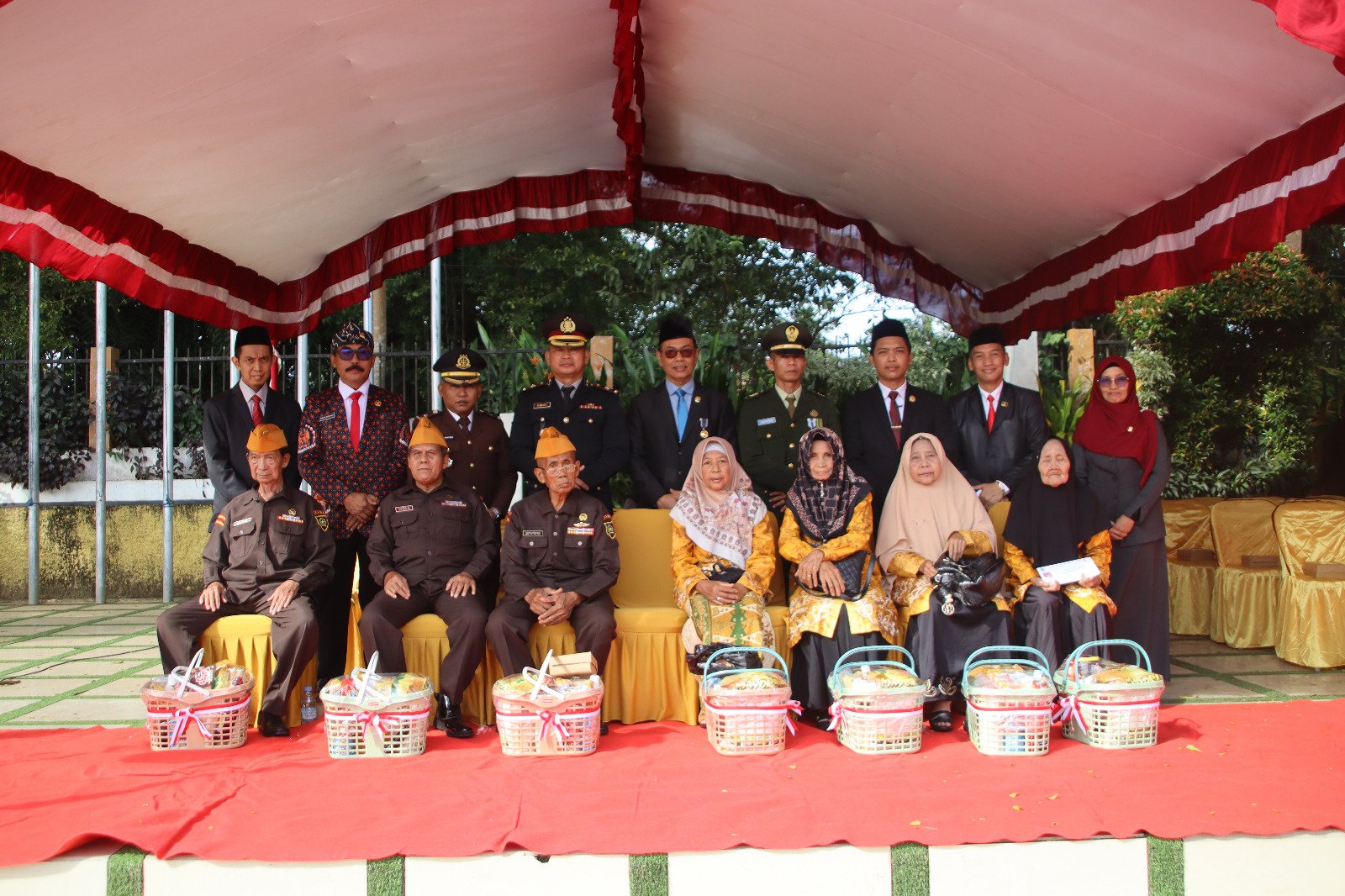 Prajurit Kodim HSS Ikuti Uacara dan Ziarah Peringatan Hari Pahlawan