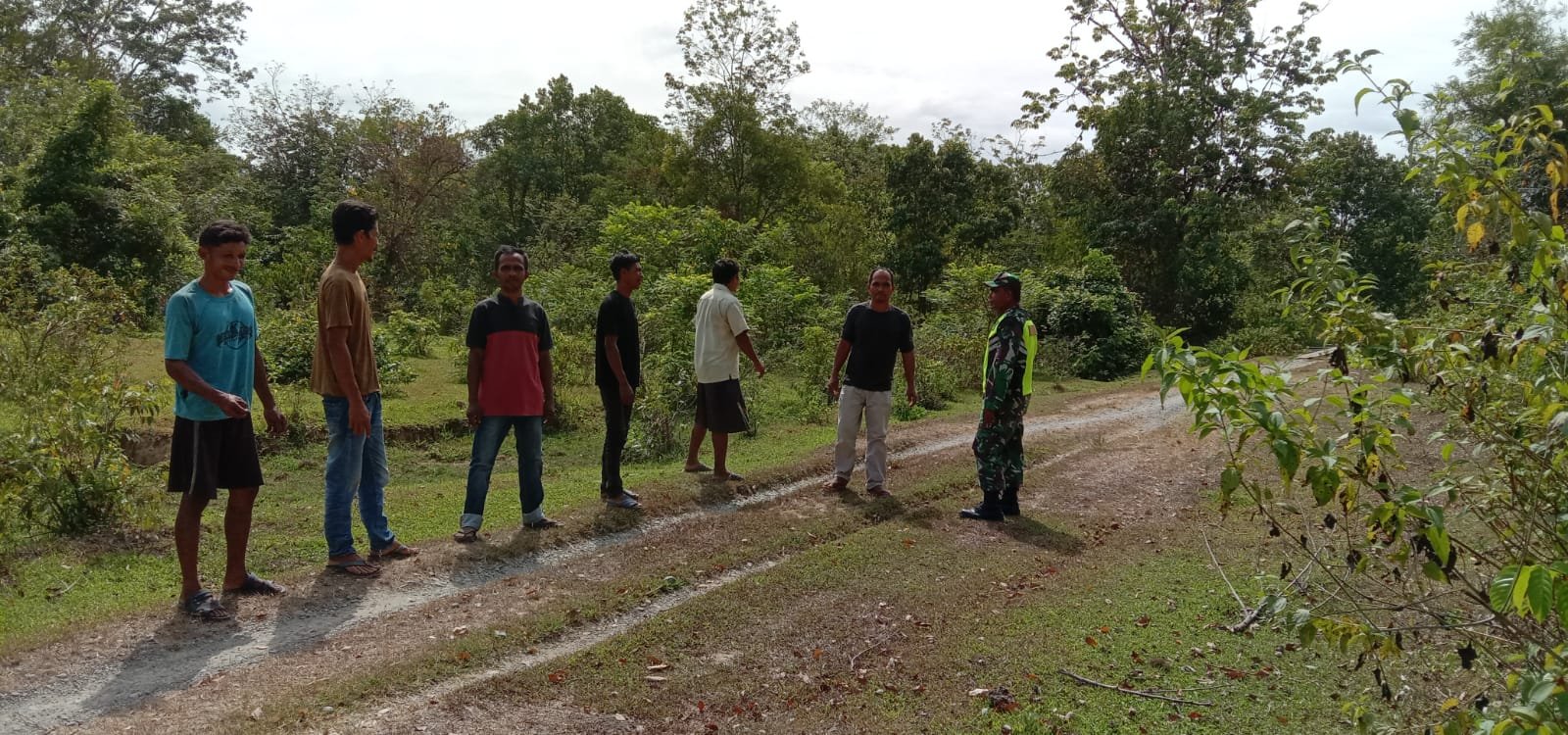 Lewat Komsos, Babinsa Koramil 03 Kaway XVI sosialisasi karhutla di Desa binaan nya