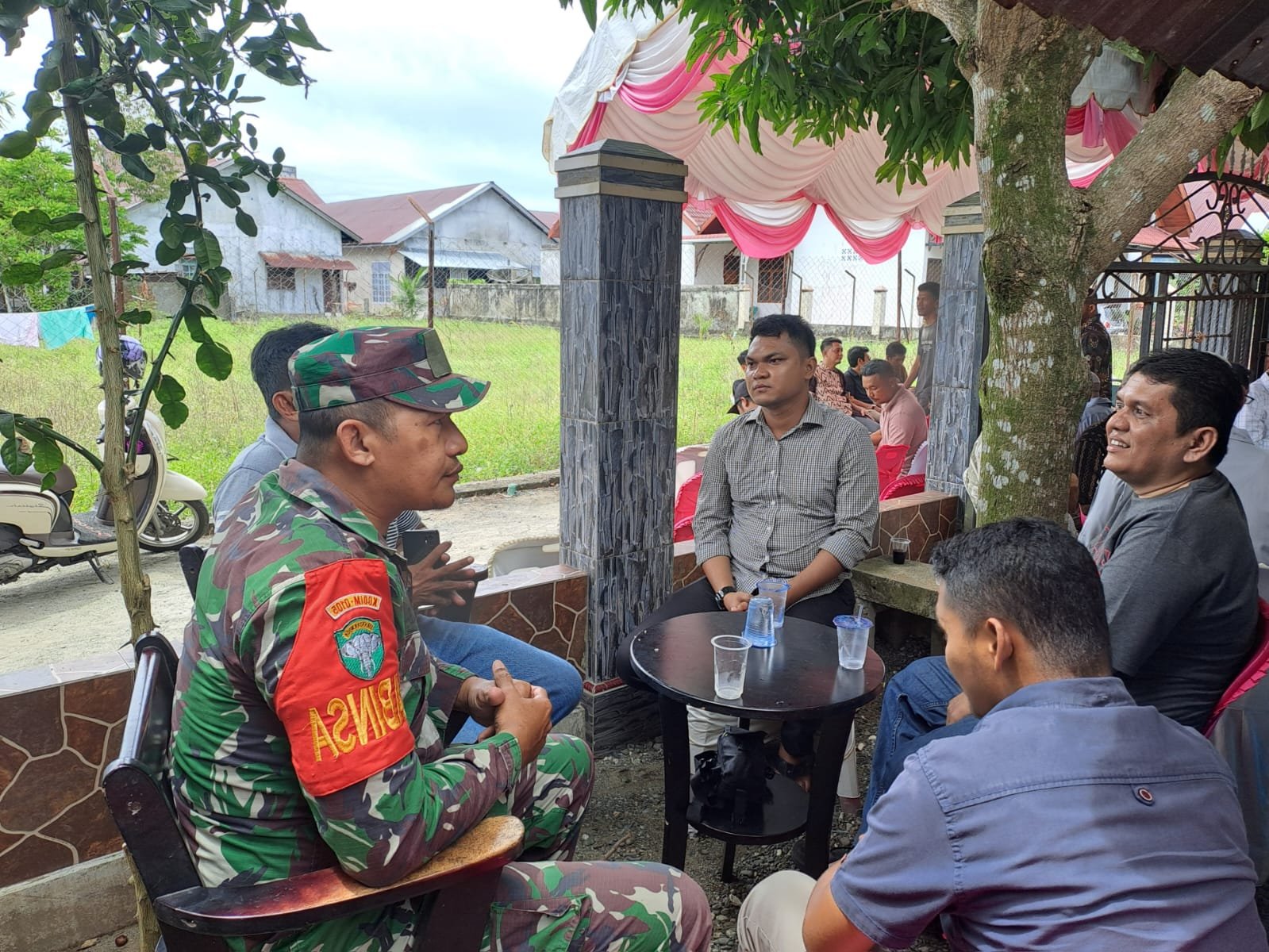 Jalin keakraban dan silaturahmi,Babinsa koramil 07 Johan pahlawan lakukan kegiatan komsos bersama masyarakat