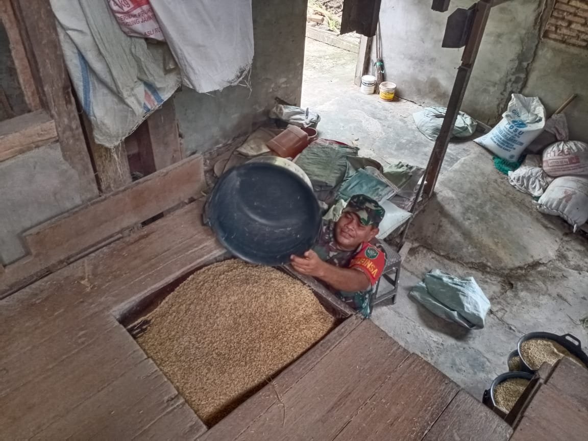 Babinsa Gelar Komsos Dengan Pemilik Gilingan Padi Di Wilayah Binaan