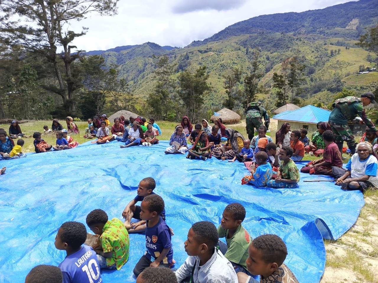 Nasi Bungkus Dibagikan Satgas Yonif 614/Raja Pandhita Kepada Warga Desa Tima