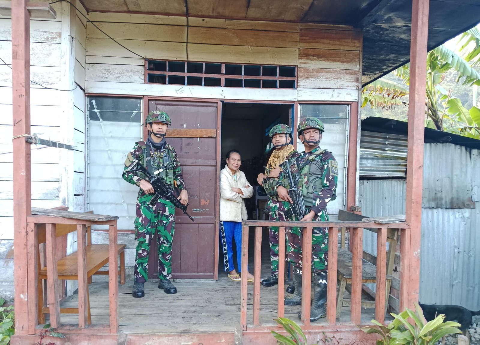 Anggota Satgas Yonif 614/Raja Pandhita Anjangsana di Rumah Guru SD Impres Malagai