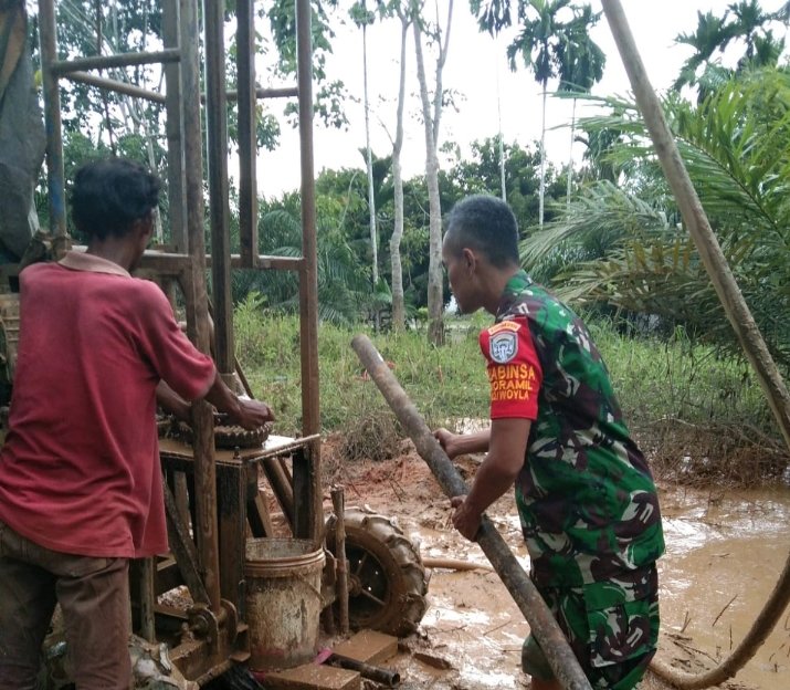 Dalam Mencukupi Kebutuhan Air Bersih, Babinsa Laksanakan Pendampingan Pembuatan Sumur Bor