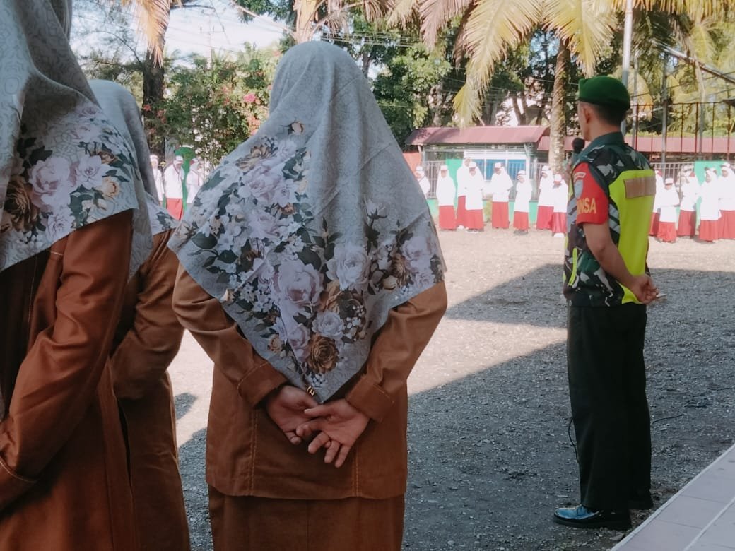 Jadi Pembina Upacara Di Sekolah, Ini Pesan Dan Arahan Babinsa Koramil 04/Meureubo Kepada Para Pelajar