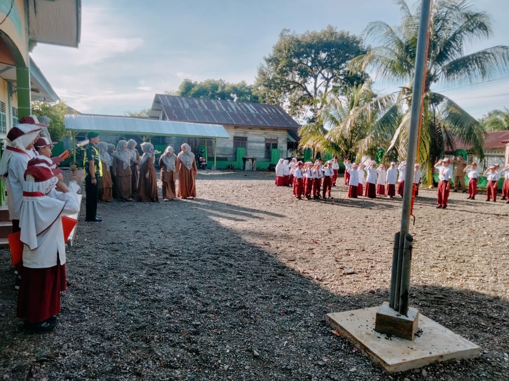 Jadi Pembina Upacara Di Sekolah, Ini Pesan Dan Arahan Babinsa Koramil 04/Meureubo Kepada Para Pelajar