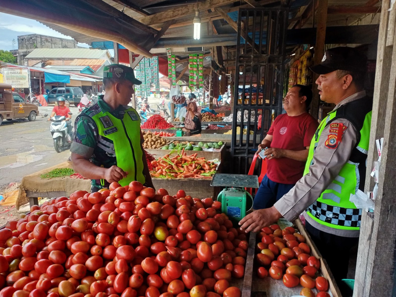 Sinergitas antara TNI dan polri pantau Stok sembako di pasar Bina Usaha Meulaboh