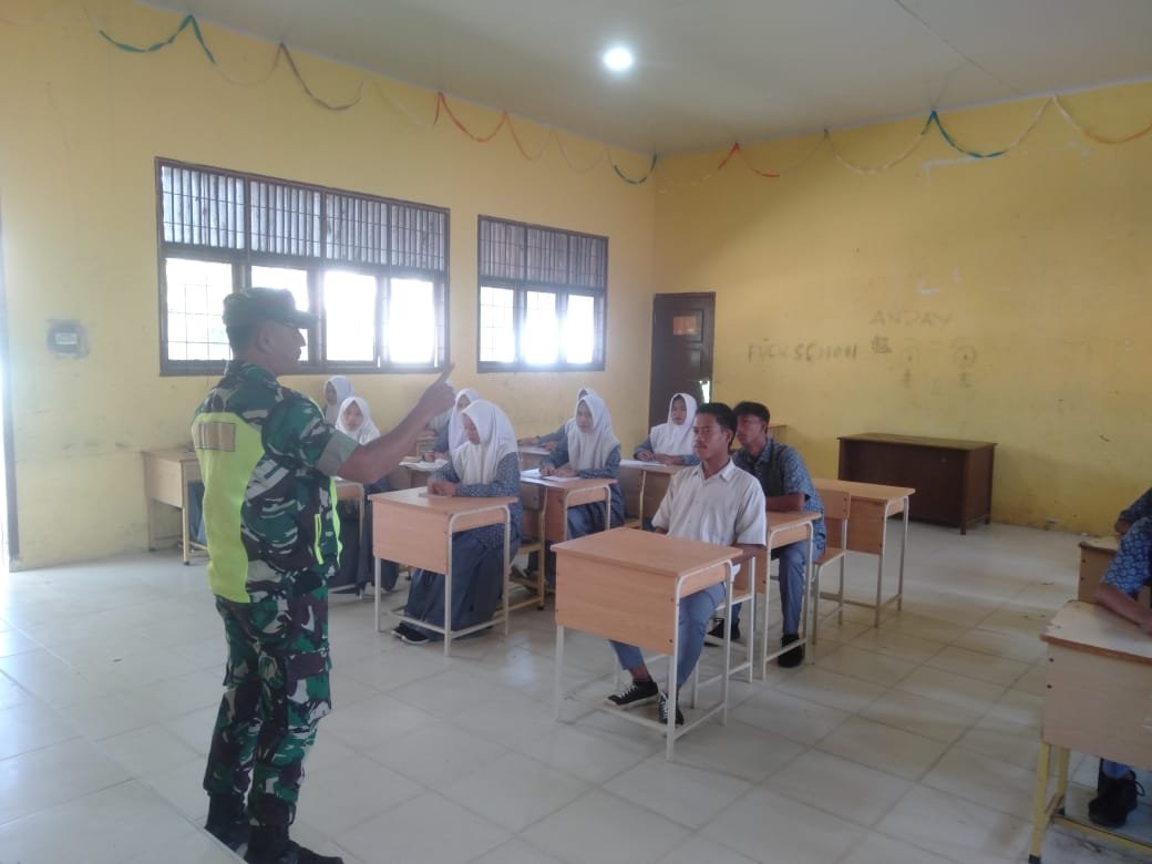 Serda Hendri Saputra Babinsa Koramil 10/Woyla Barat Optimalkan Program Babinsa Masuk Sekolah