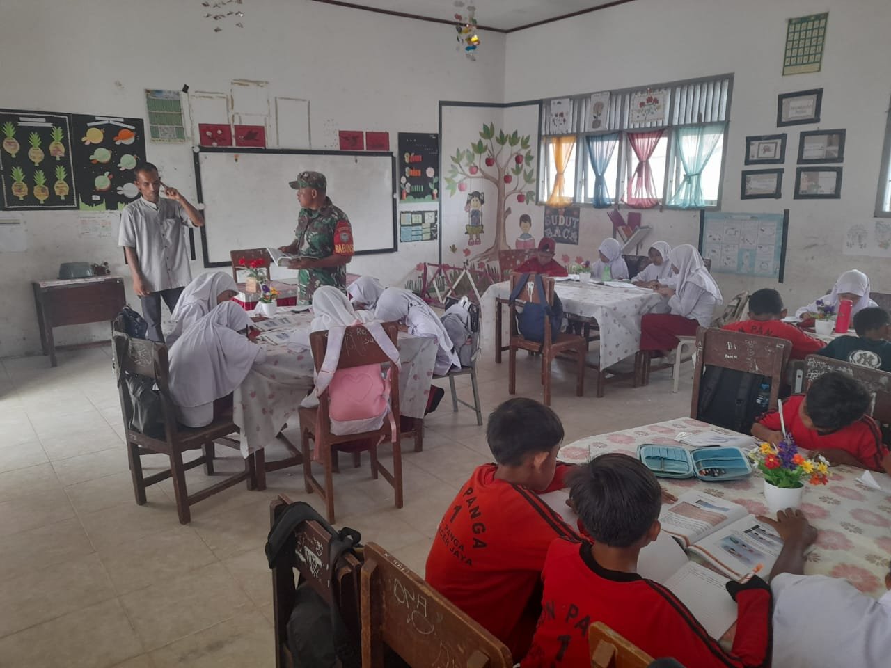 Tumbuhkan Jiwa Patriotisme, Babinsa Berikan Wasbang di SDN 1 Panga