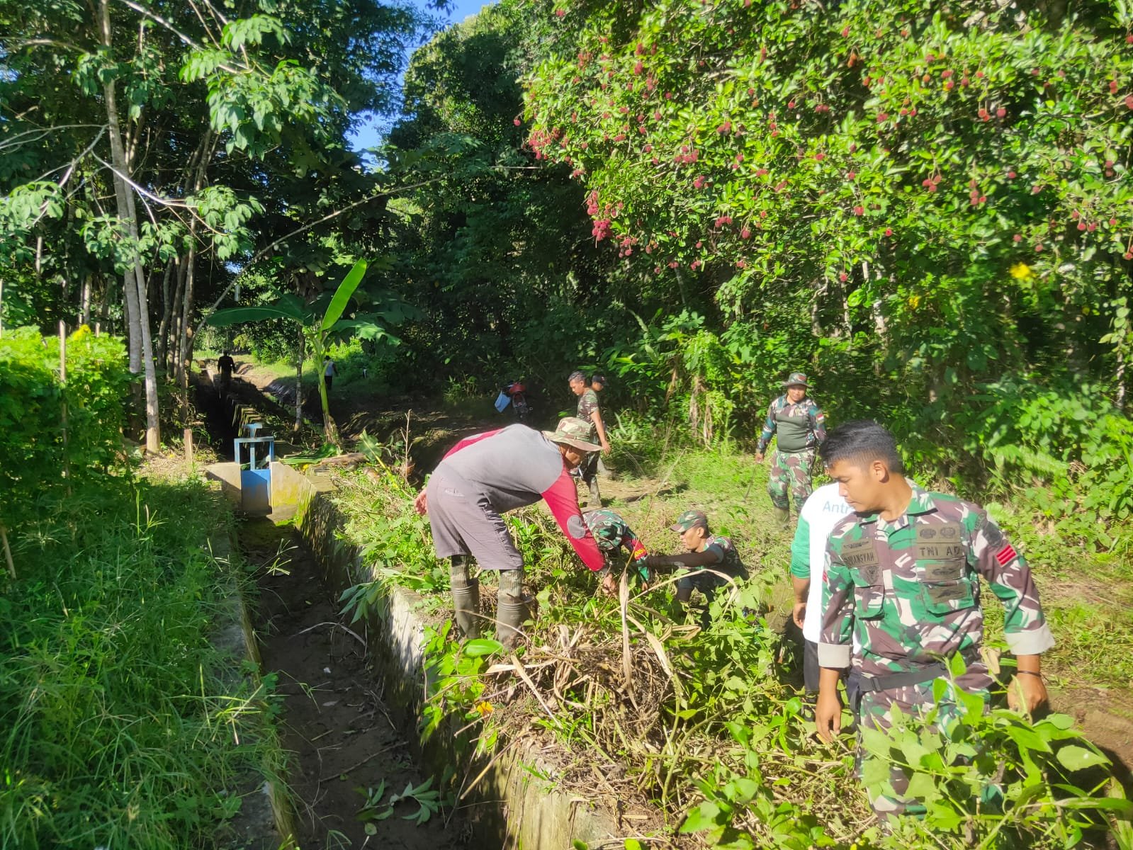 Laksanakan Gotong Royong Bersih Bersih Irigasi, Wujud Kehadiran Babinsa Padang Batung Untuk Masyarakat