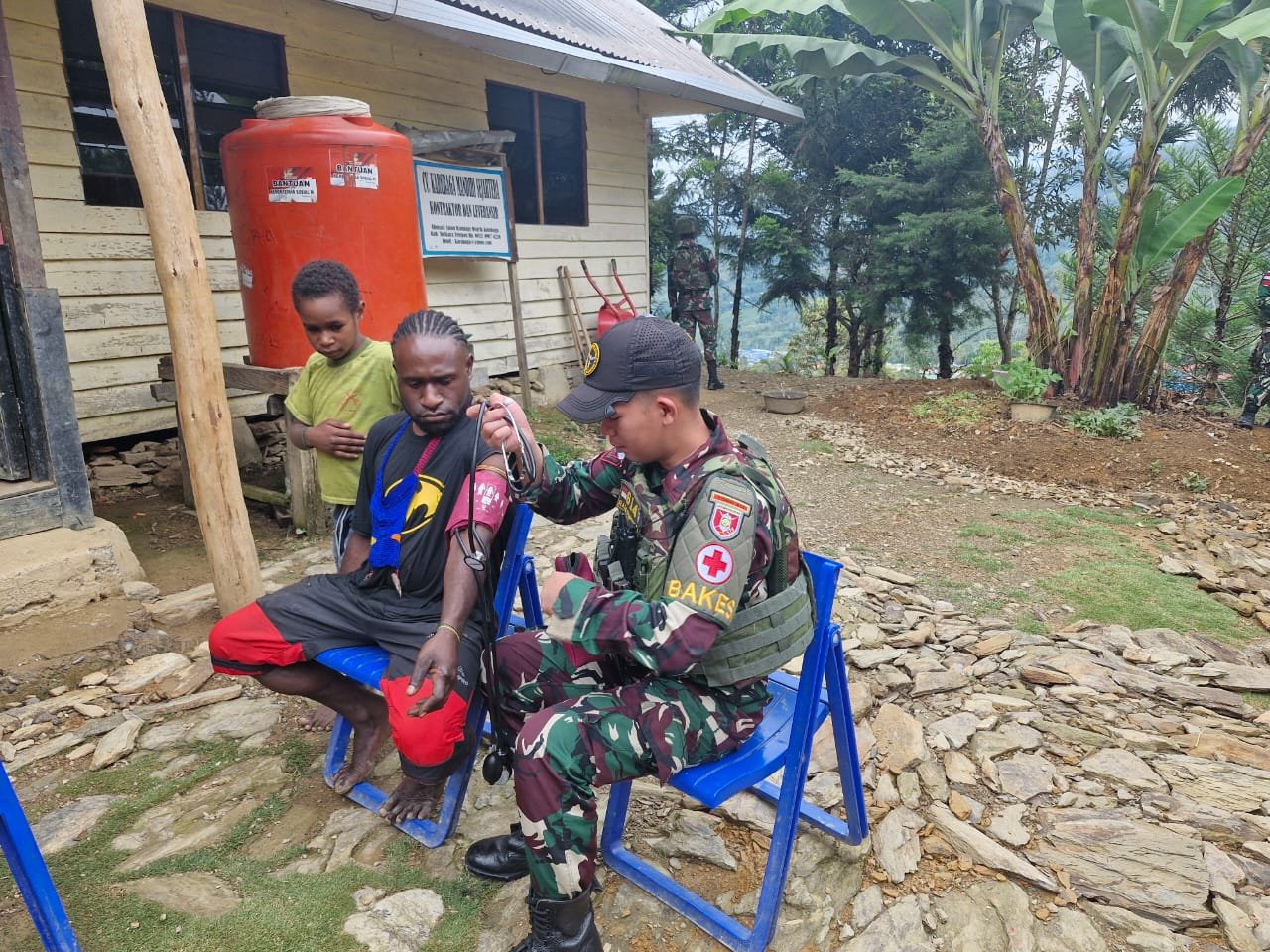 Pos Karubaga Satgas Yonif 614/Rjp Lakukan Anjangsana dan Pemeriksaan Kesehatan