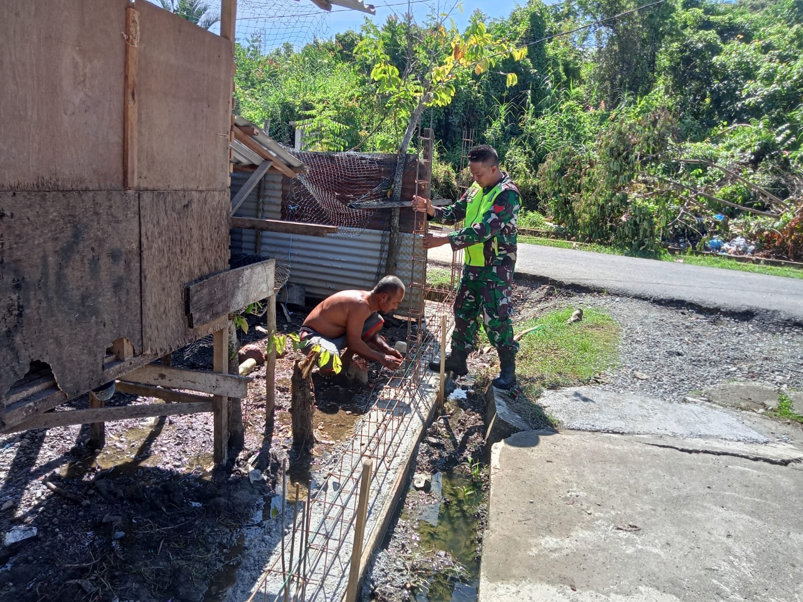 Peduli Warga binaan, Babinsa Koramil 03 Kaway XVI bantu warga buat pondasi pagar rumah
