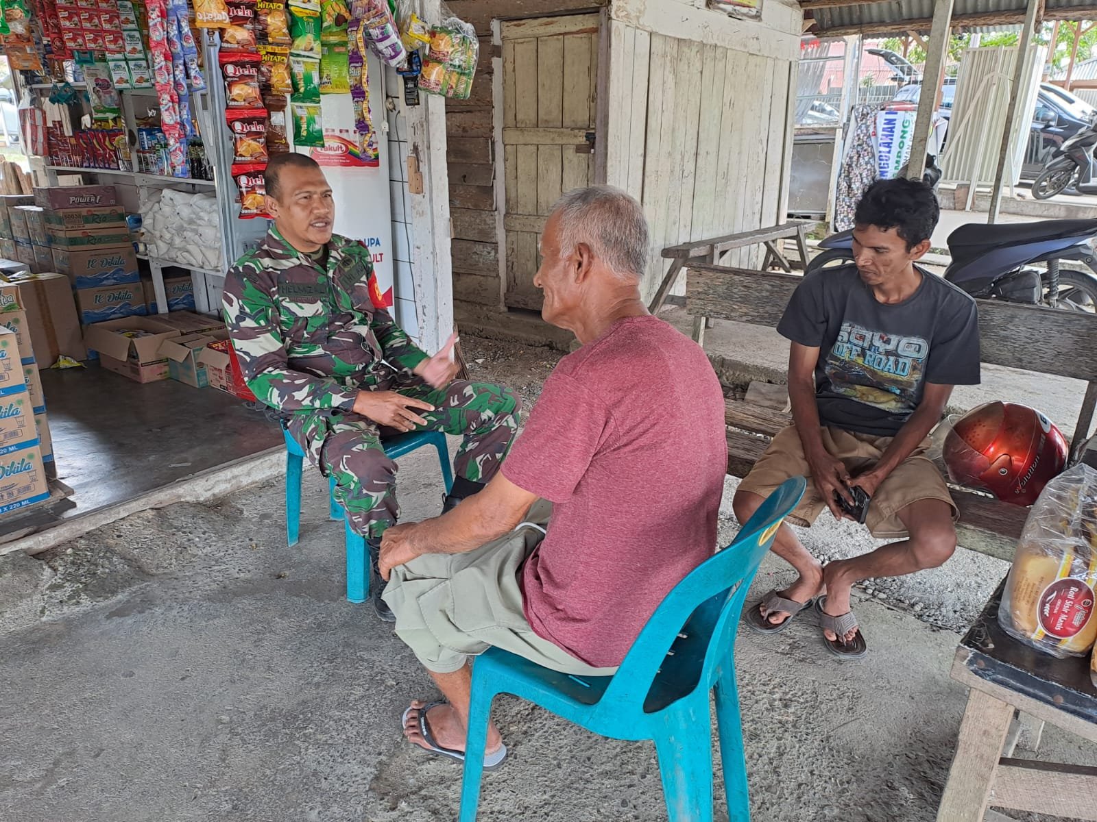 Babinsa Koramil 07 Johan pahlawan melakukan kegiatan komsos bersama masyarakat desa binaan