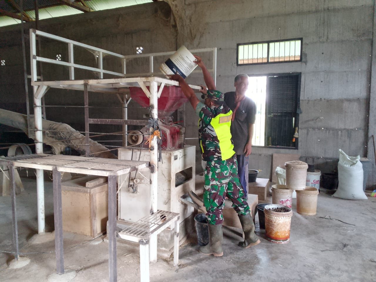 Mendukung Program Ketahanan Pangan Sertu Robet , Babinsa Koramil 10/Woyla Barat Bantu giling padi