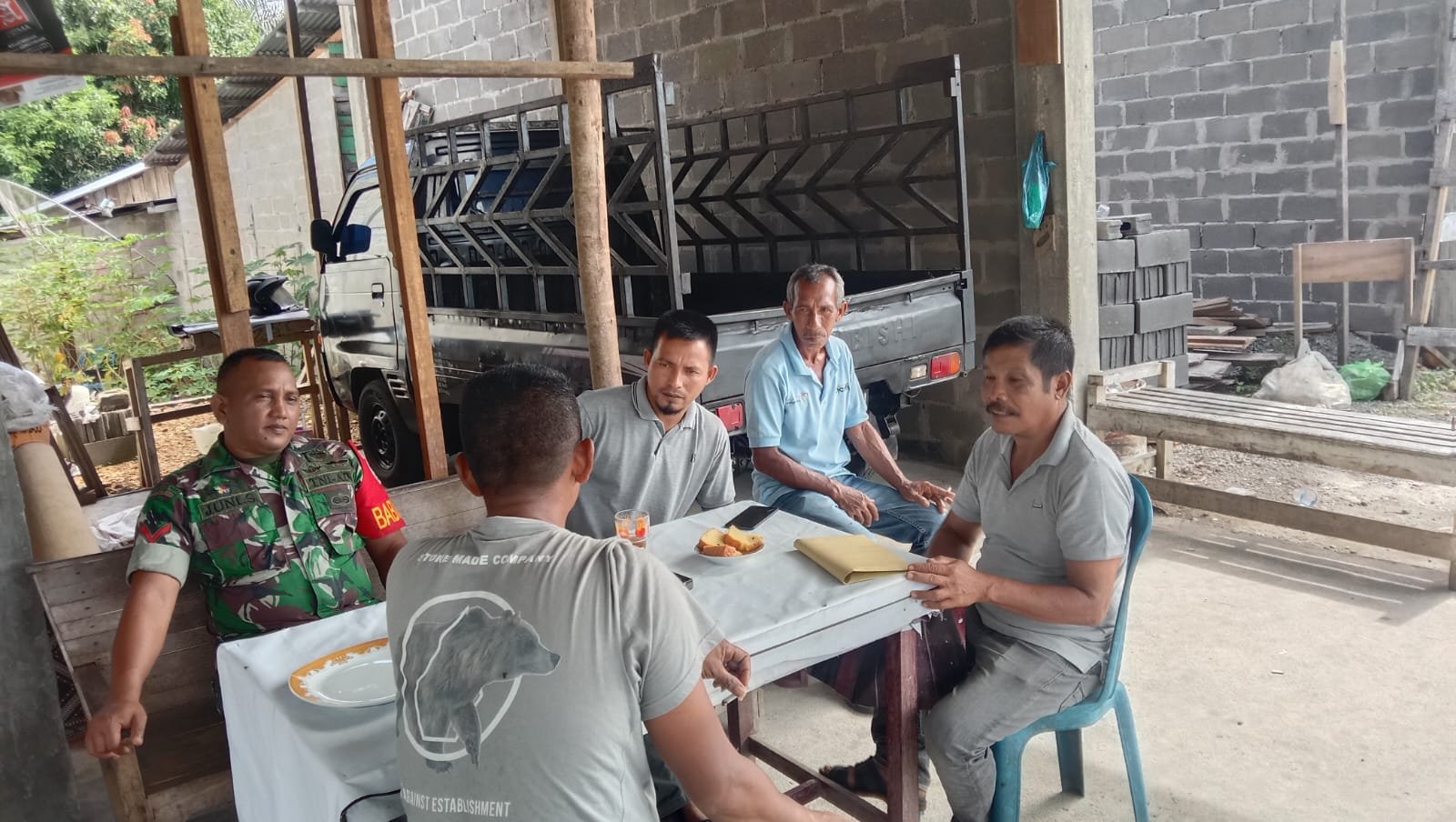 Babinsa Komsos Di Warung Kopi, Eratkan Silahturahmi Bersama Warga