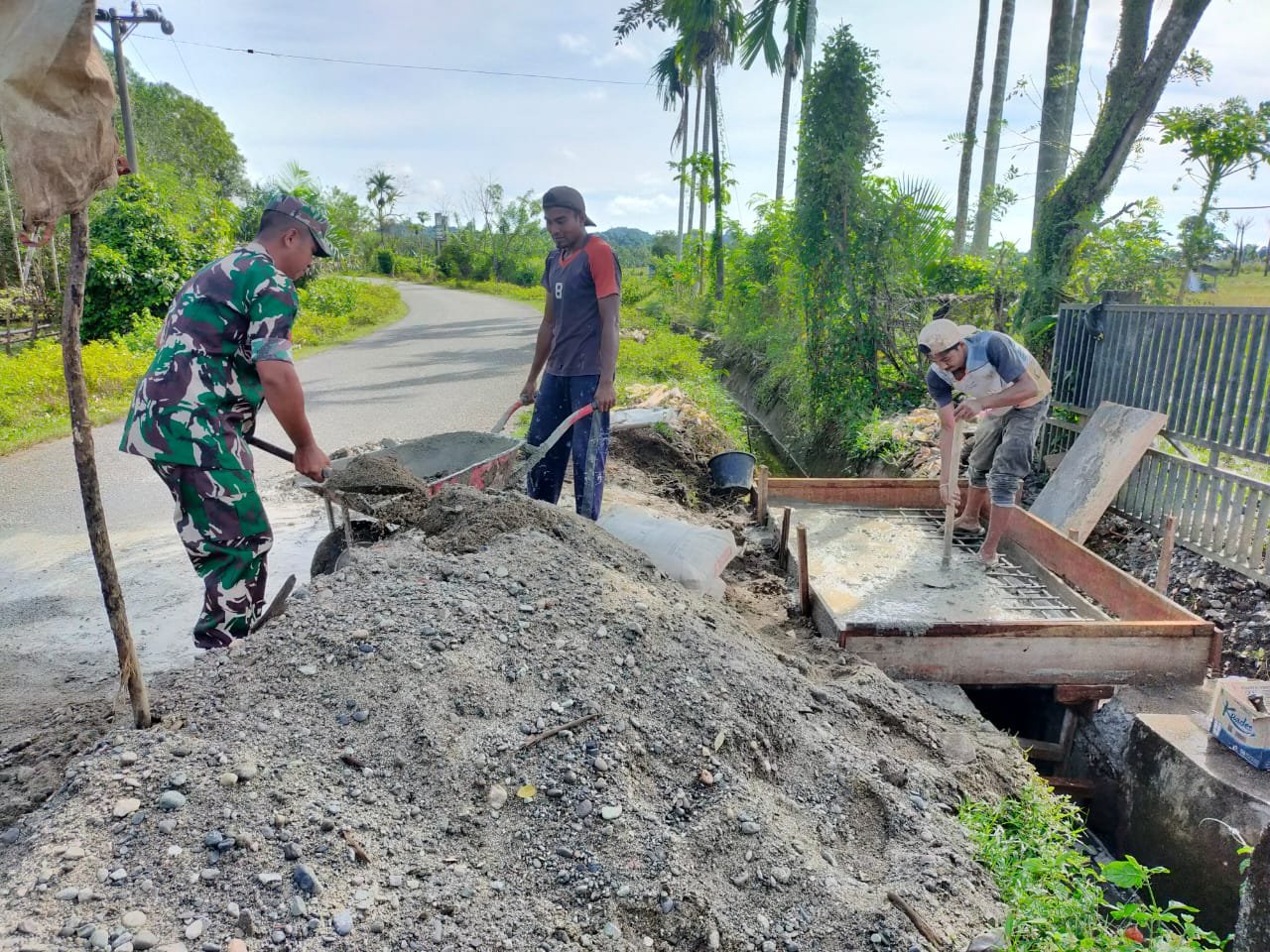 Babinsa Gotong Royong Bantu Warga Bangun Jembatan