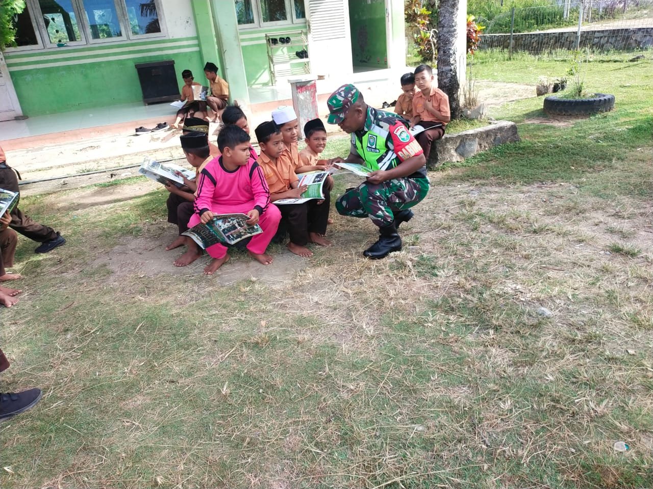 Babinsa Melalui Motor Pintar Ajak Siswa SD Membaca
