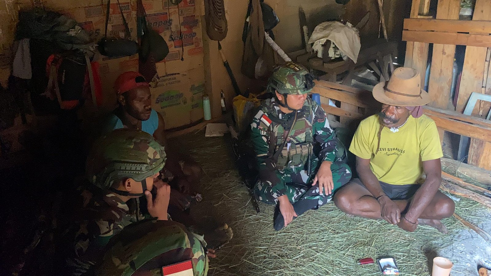 Di Distrik Balingga, Satgas Yonif 614/Raja Pandhita Sambangi Tokoh Masyarakat