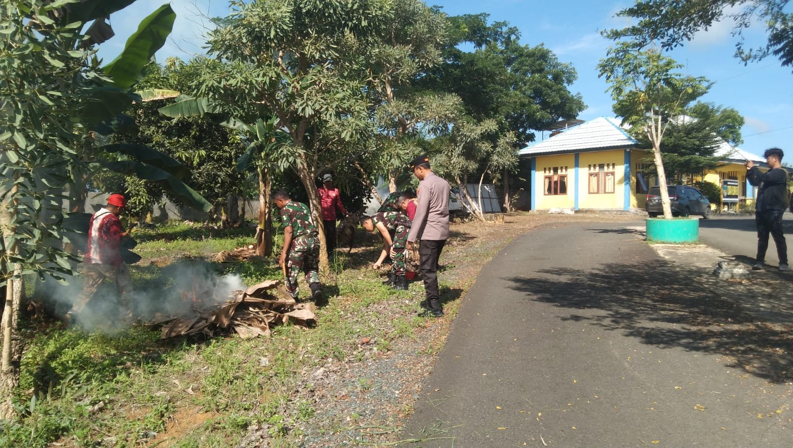 Bersama Warga, Anggota Koramil Kelumpang Hilir Satukan Tangan Melakukan Pembersihan