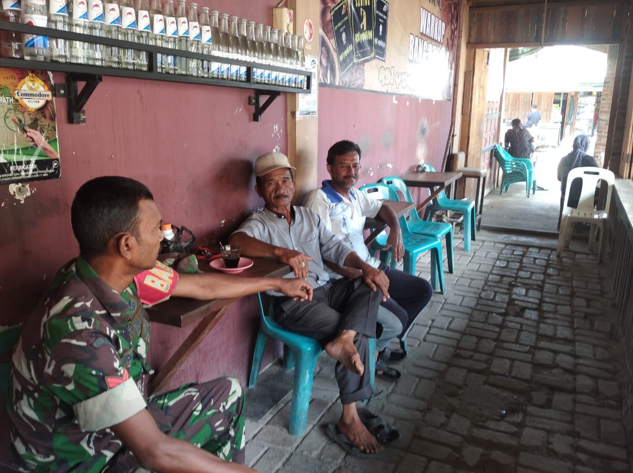 Melalui Komsos, Babinsa Koramil 01/Jaya Ajak Warga Jaga Kebersihan Lingkungan