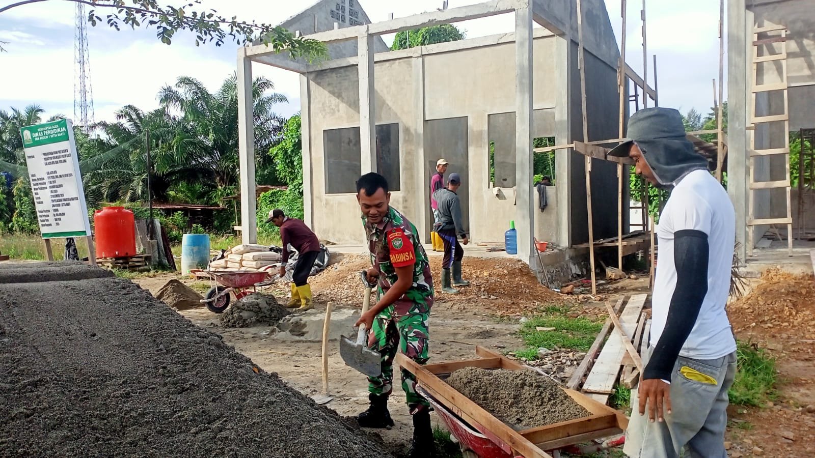 Kebersamaan Babinsa Bersama Warga Laksanakan Karya Bakti