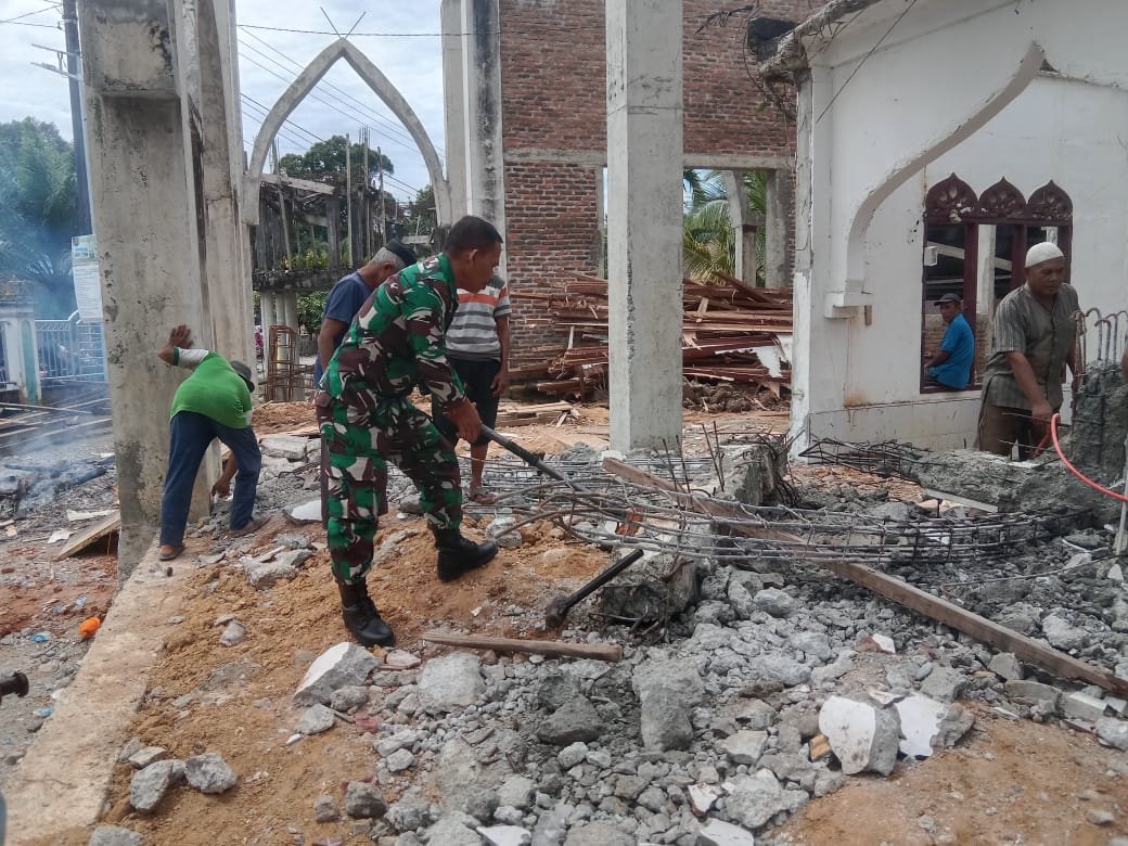 Semangat Pantang Menyerah,Babinsa Gotong Royong Bangun Mesjid