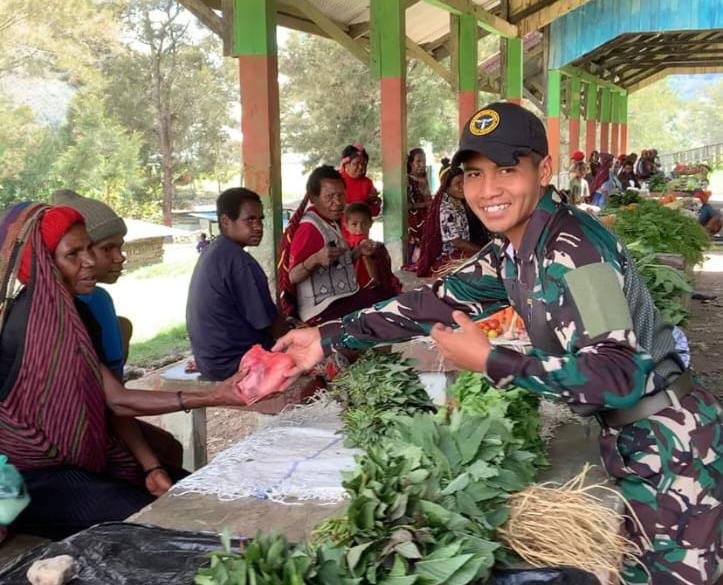 Satgas Yonif 614/Raja Pandhita Berbagi Gula dan Kopi