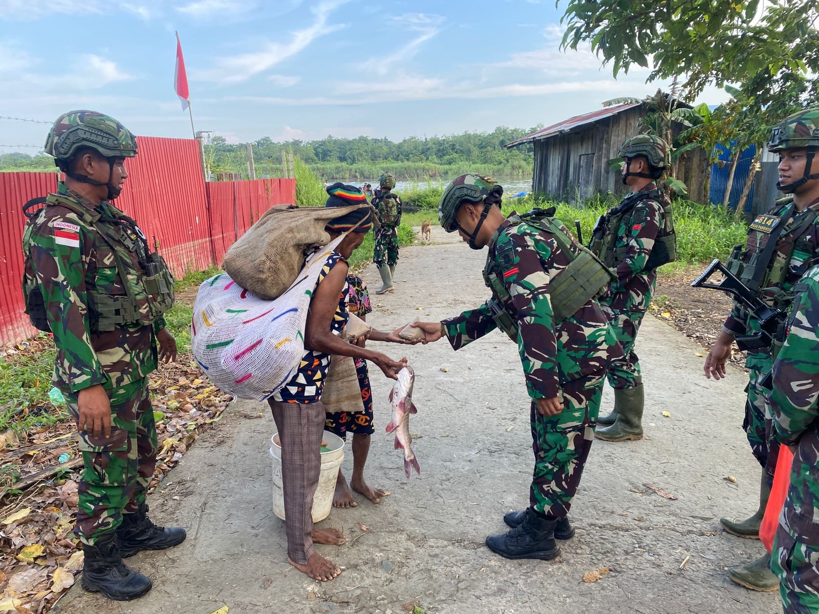 Makanan Gratis Dibagikan Satgas Yonif 614/Raja Pandhita di Komplek Wamena