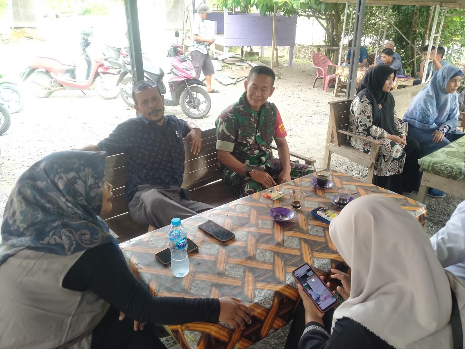 Lewat Komsos, Babinsa Koramil 03 Kaway XVI sosialisasi Pilkada damai